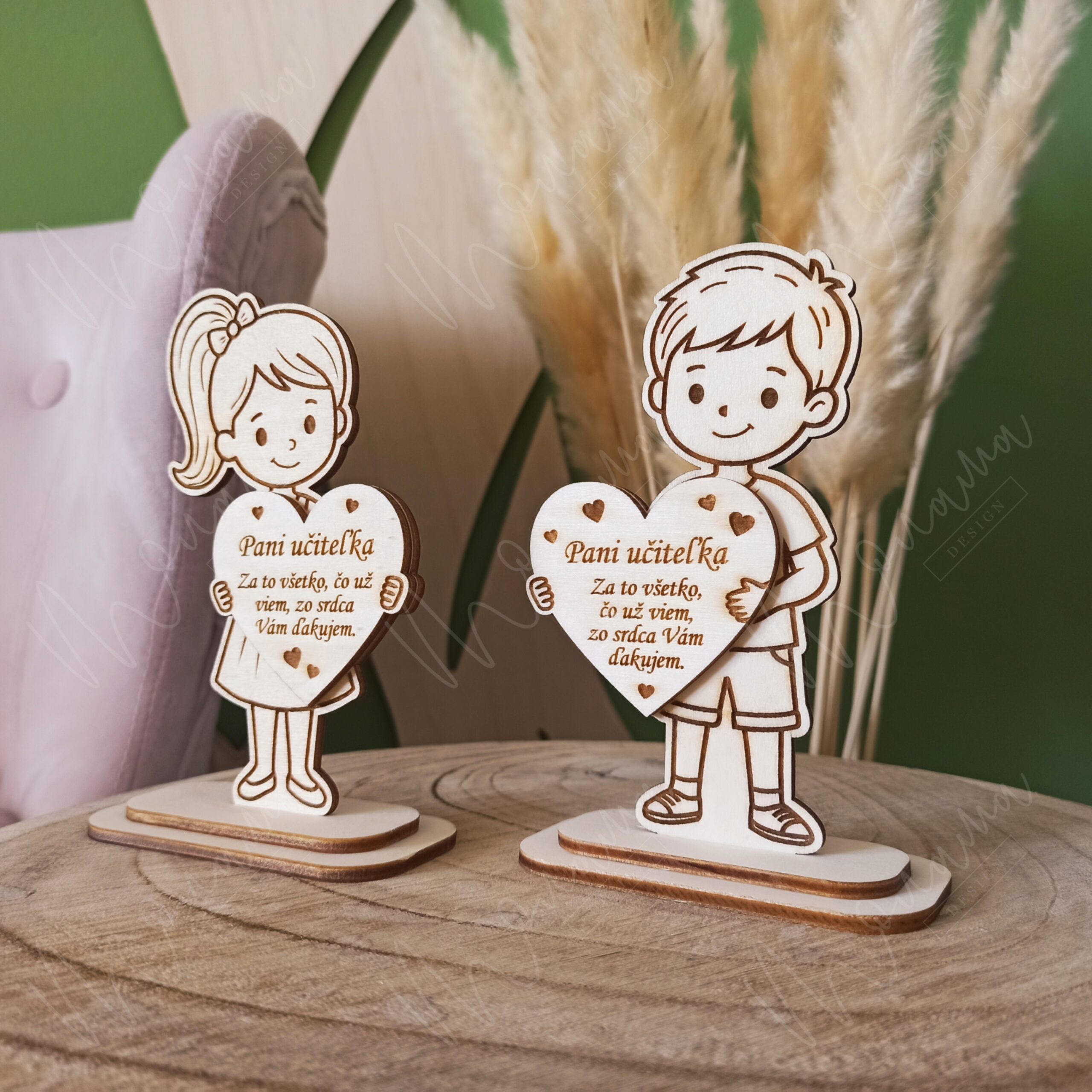 Drevené postavičky s poďakovaním pre pani učiteľku, chlapec a dievča držia srdce.