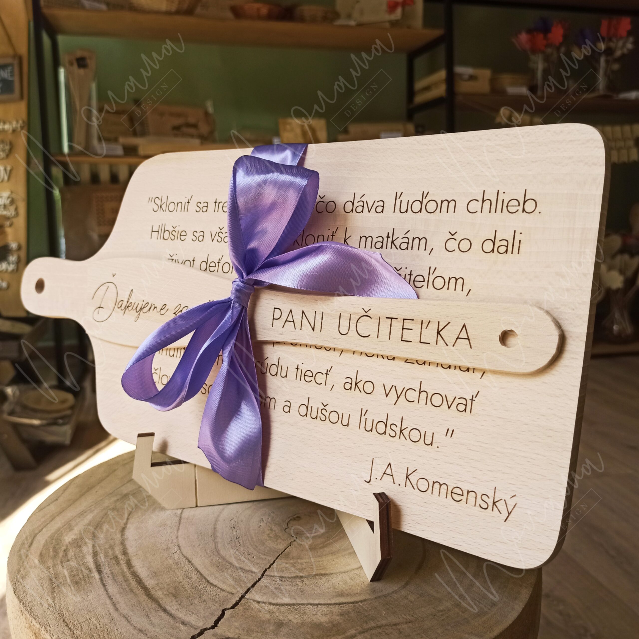 Drevený darček pre pani učiteľku s citátom J. A. Komenského – vďačný dar na koniec školského roka.