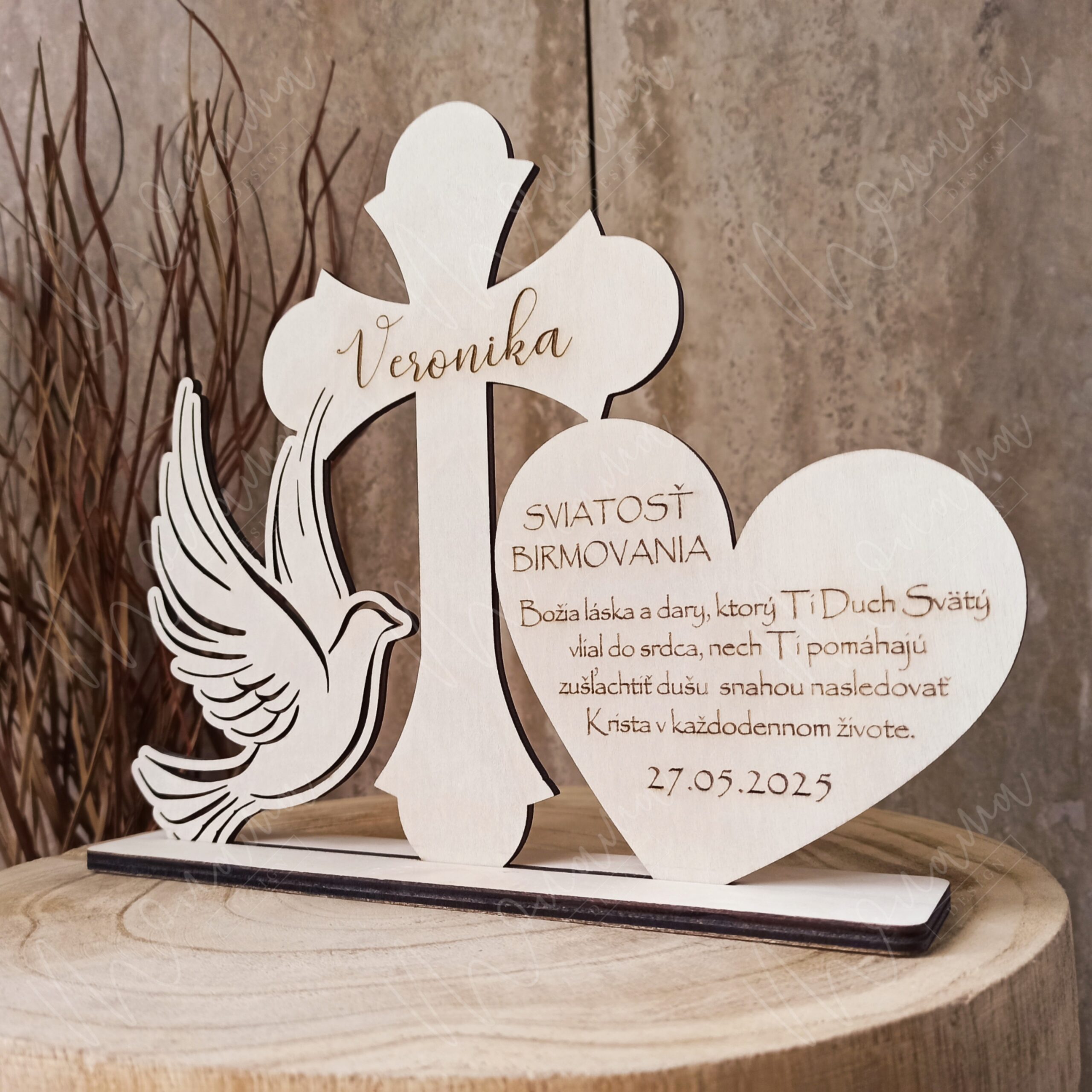 Drevená dekorácia k birmovke s personalizovaným menom a požehnaním – elegantný darček na sviatosť birmovania.