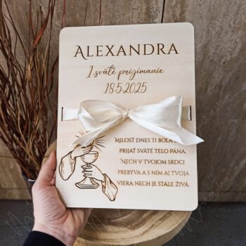 Darček na prvé sväté prijímanie – drevená tabuľka s menom, dátumom, gravírovaným textom a obrázkom Božieho milosrdenstva v luxusnej krabičke.