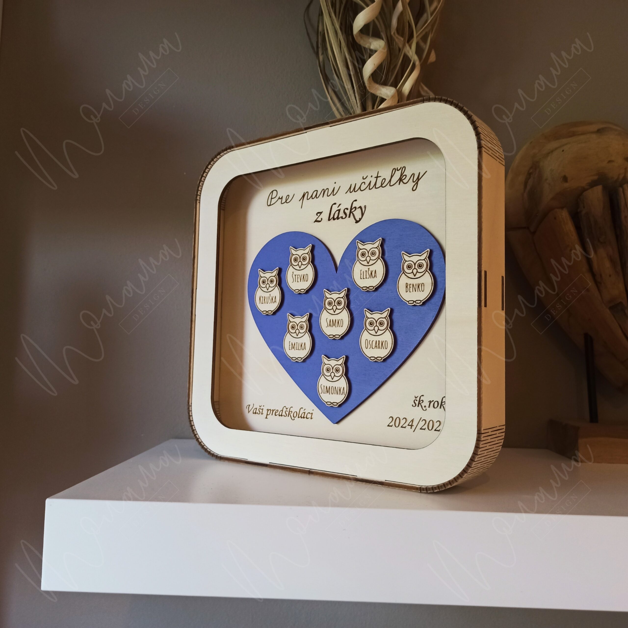 Darček pre učiteľku – drevený rám s modrým srdcom a gravírovanými menami detí na sovičkách. Personalizovaný dar od predškolákov.