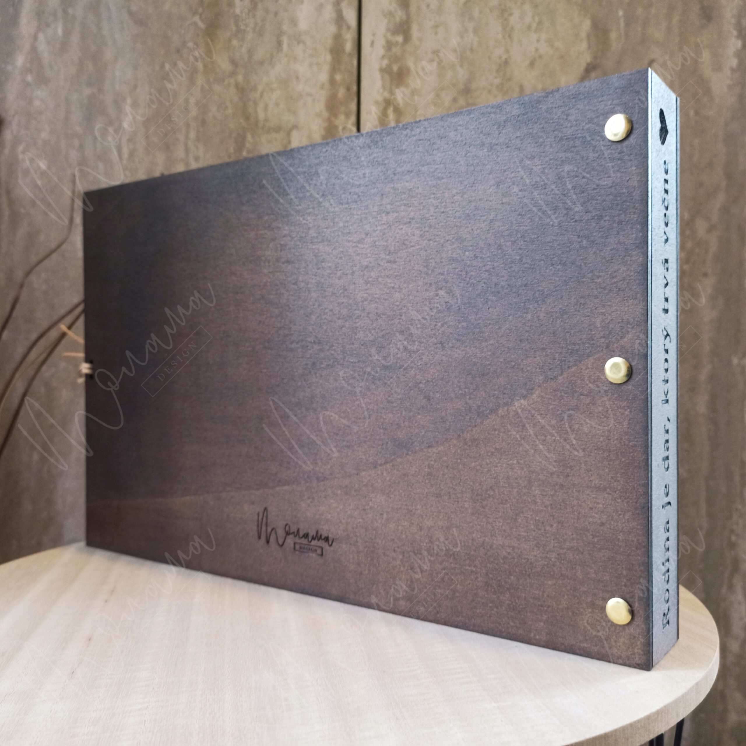 Drevený fotoalbum s personalizovaným 3D nápisom „Rodina Kollárikovych“, tmavé drevo, viazaný stuhou.