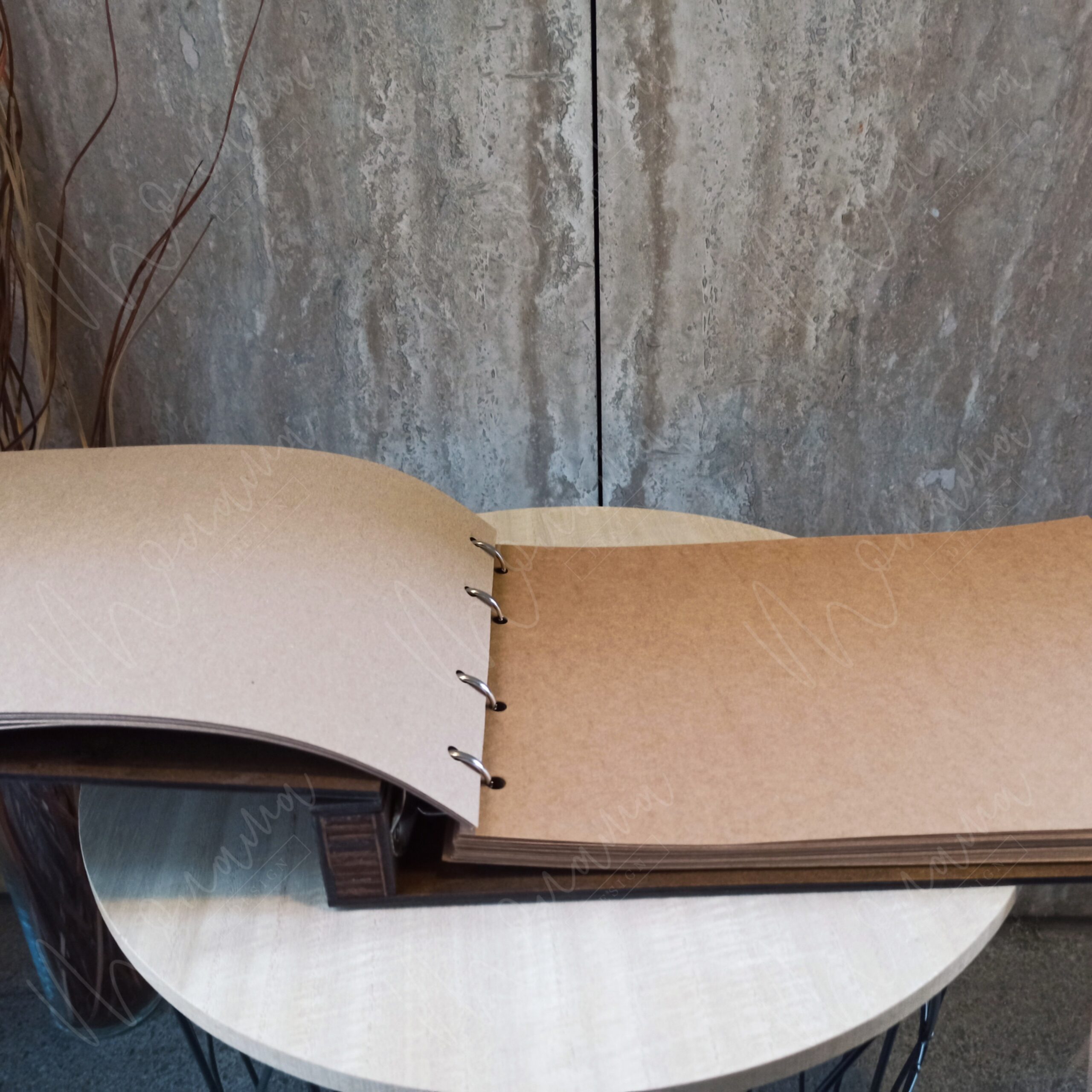 Drevený fotoalbum s personalizovaným 3D nápisom „Rodina Kollárikovych“, tmavé drevo, viazaný stuhou.