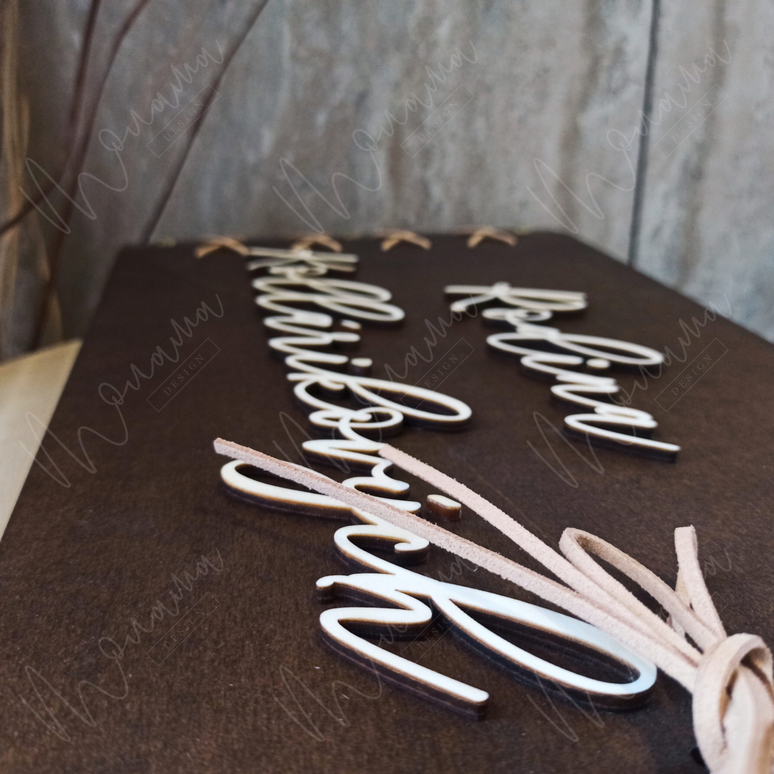 Drevený fotoalbum s personalizovaným 3D nápisom „Rodina Kollárikovych“, tmavé drevo, viazaný stuhou.