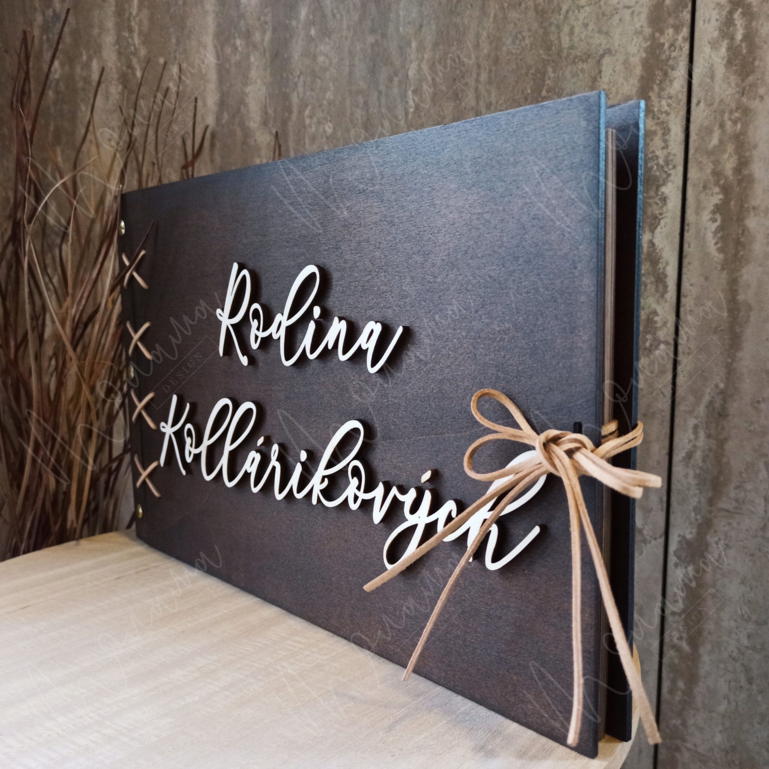 Drevený fotoalbum s personalizovaným 3D nápisom „Rodina Kollárikovych“, tmavé drevo, viazaný stuhou.