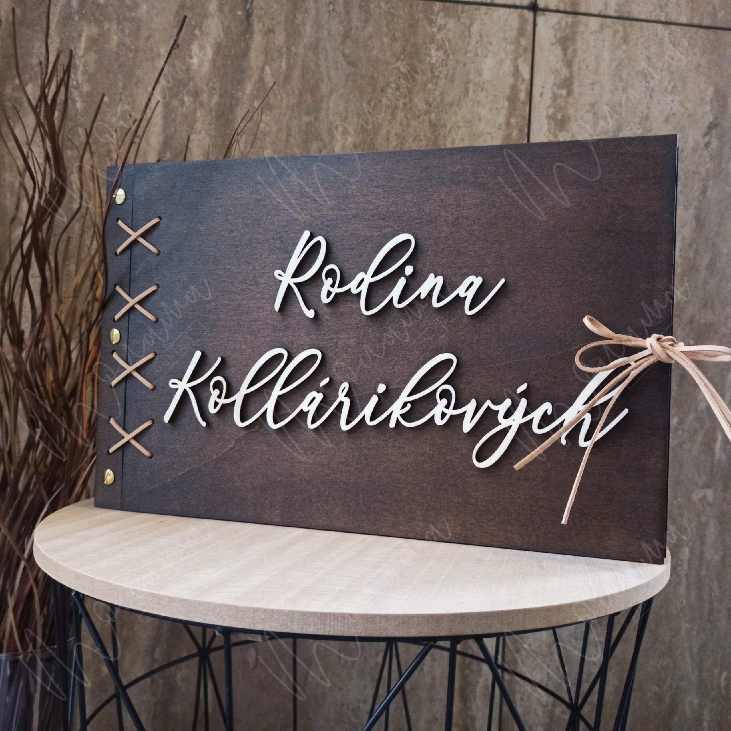 Drevený fotoalbum s personalizovaným 3D nápisom „Rodina Kollárikovych“, tmavé drevo, viazaný stuhou.
