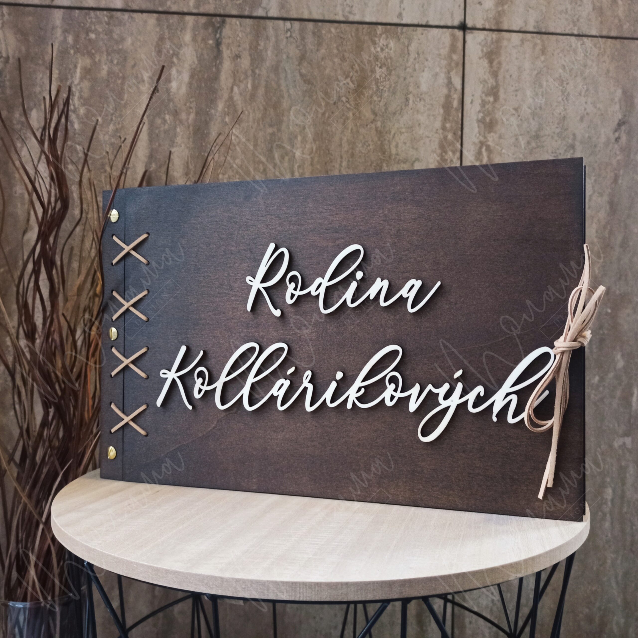 Drevený fotoalbum s personalizovaným 3D nápisom „Rodina Kollárikovych“, tmavé drevo, viazaný stuhou.