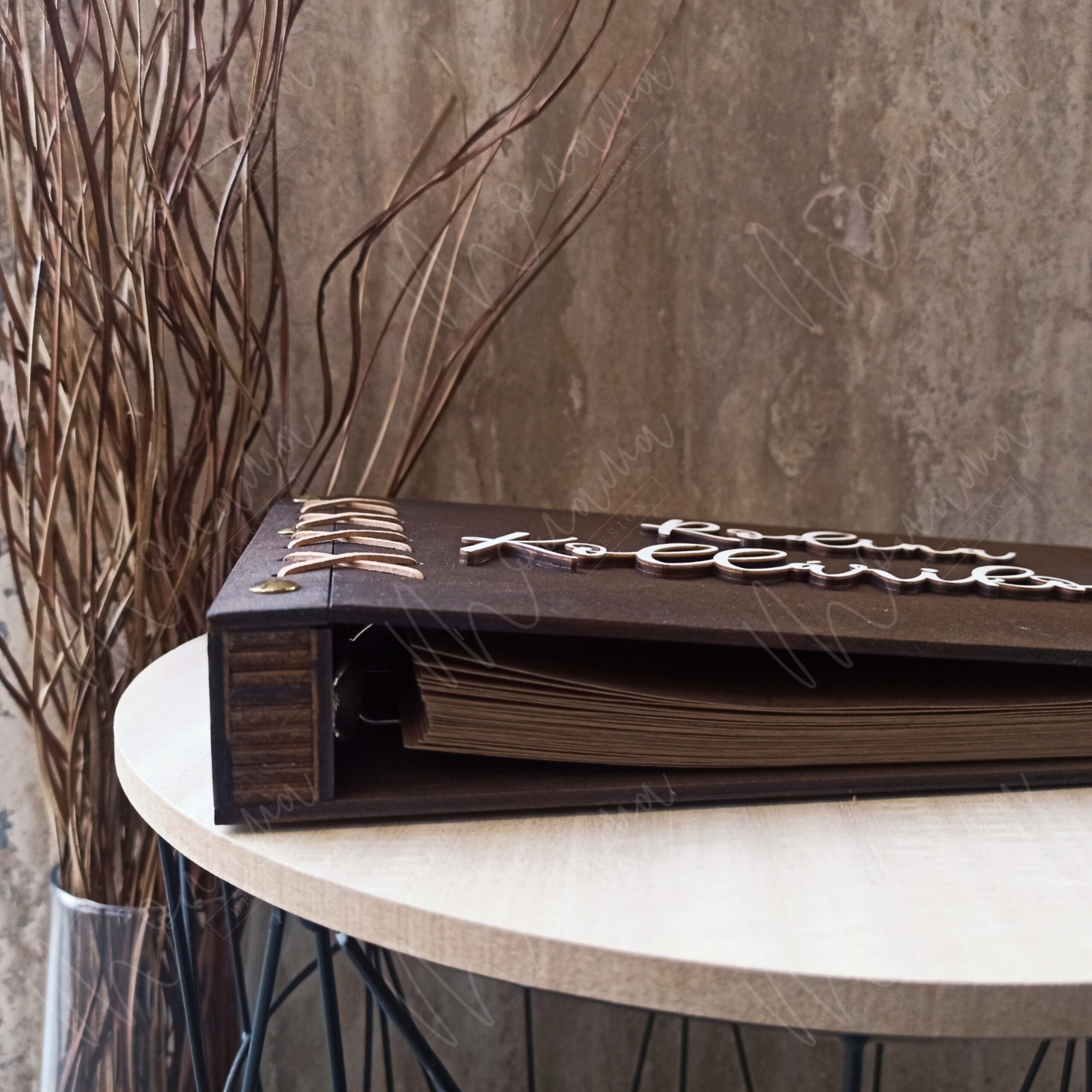 Drevený fotoalbum s personalizovaným 3D nápisom „Rodina Kollárikovych“, tmavé drevo, viazaný stuhou.