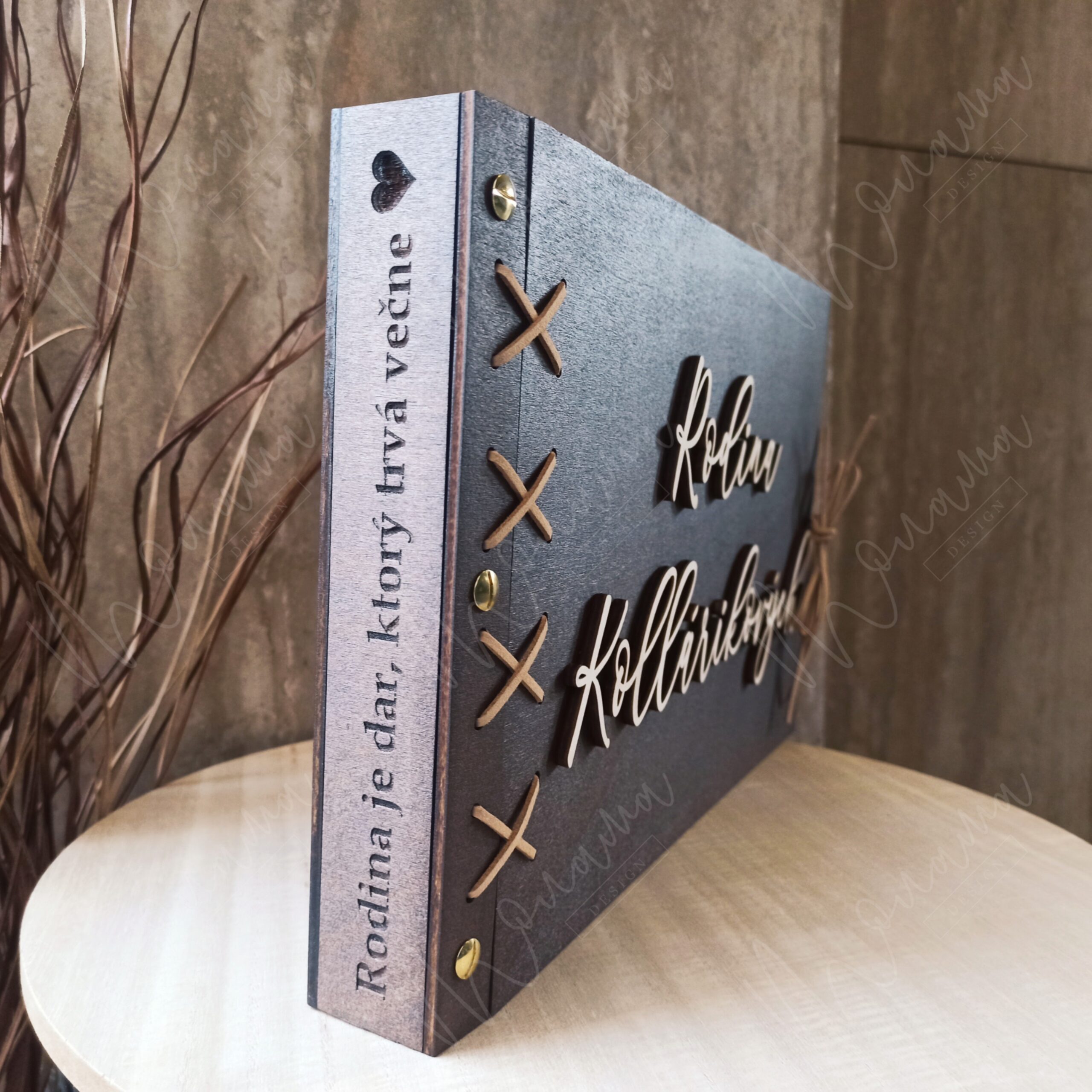 Drevený fotoalbum s personalizovaným 3D nápisom „Rodina Kollárikovych“, tmavé drevo, viazaný stuhou.