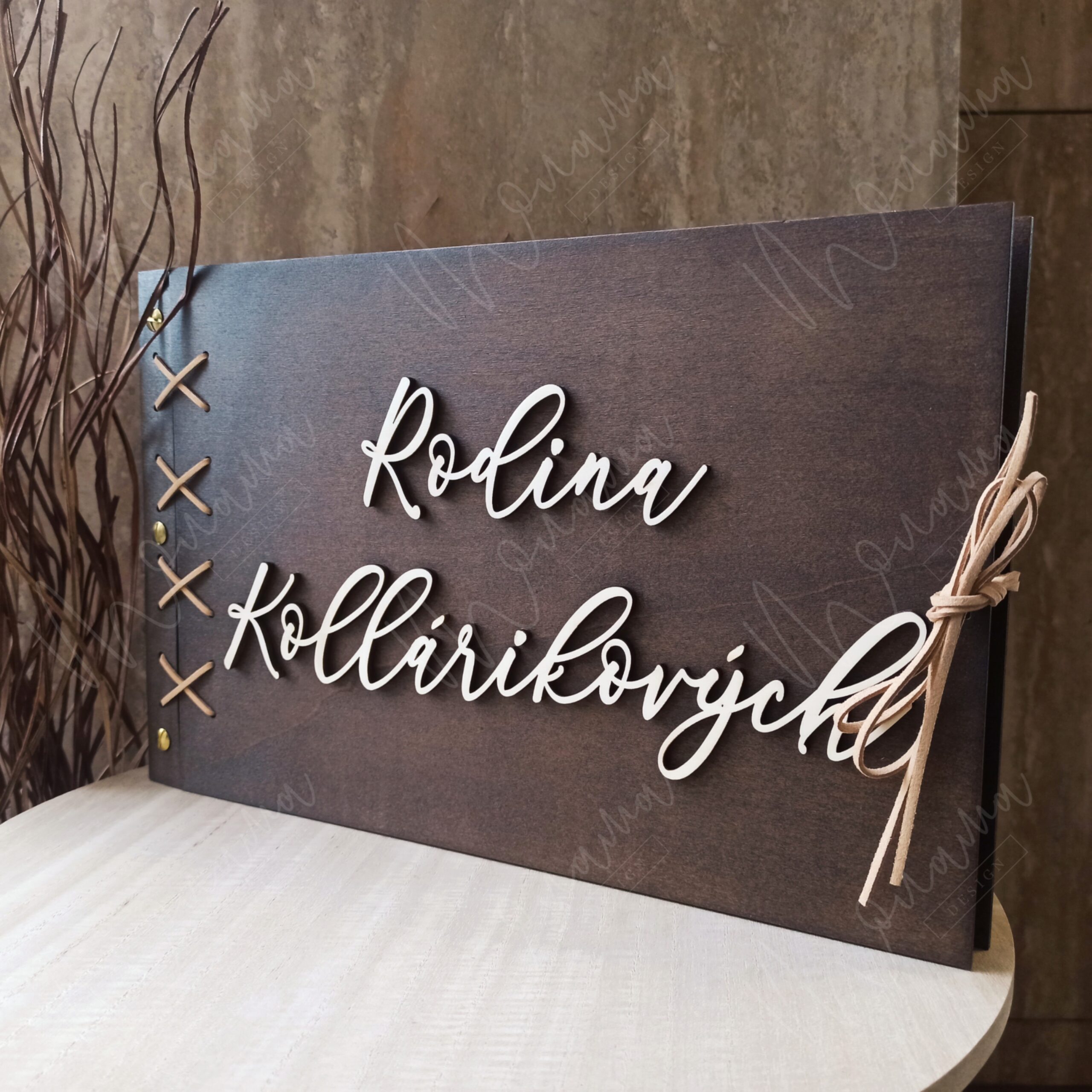 Drevený fotoalbum s personalizovaným 3D nápisom „Rodina Kollárikovych“, tmavé drevo, viazaný stuhou.