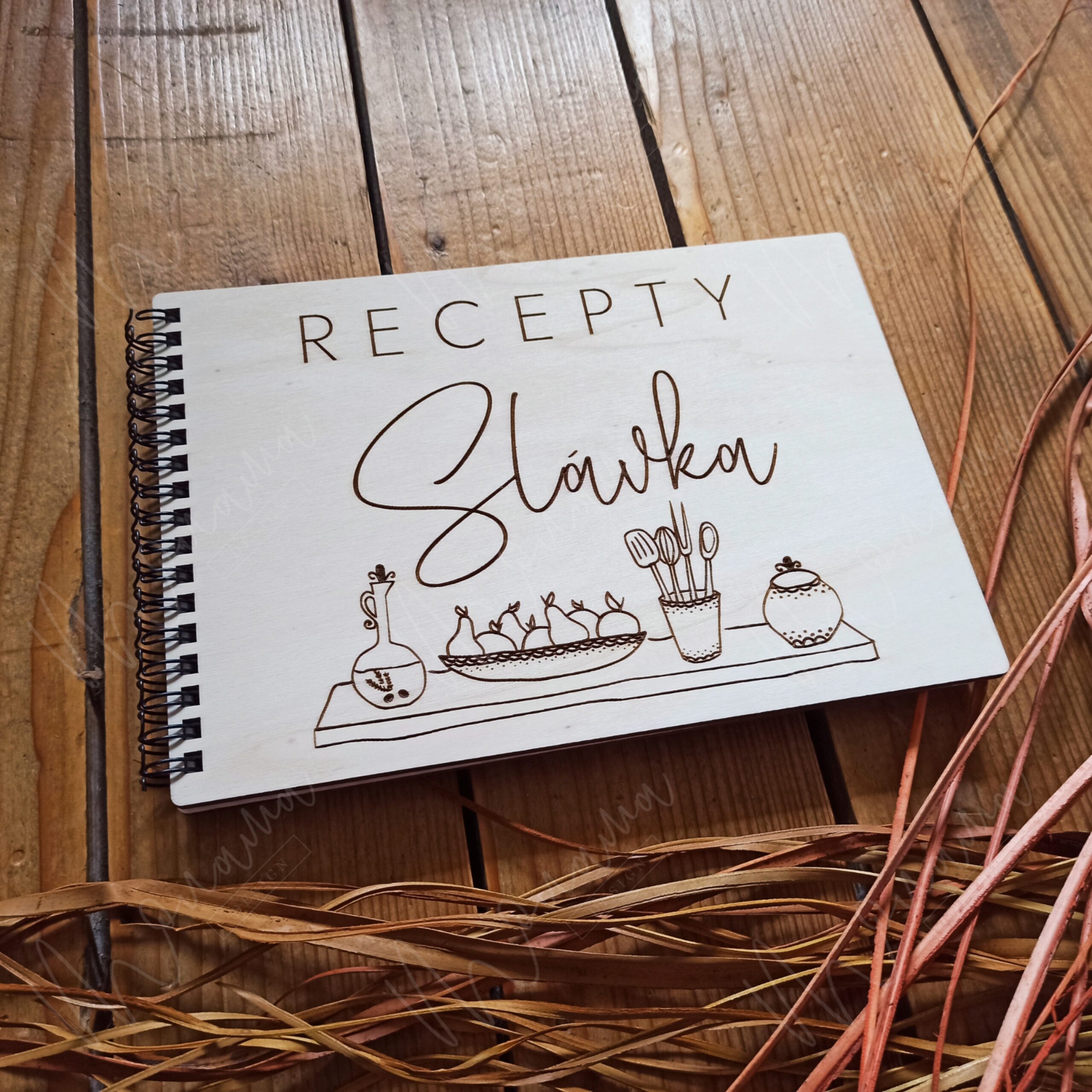 Drevený receptár s gravírovaným menom na drevenom obale a špirálovou väzbou.