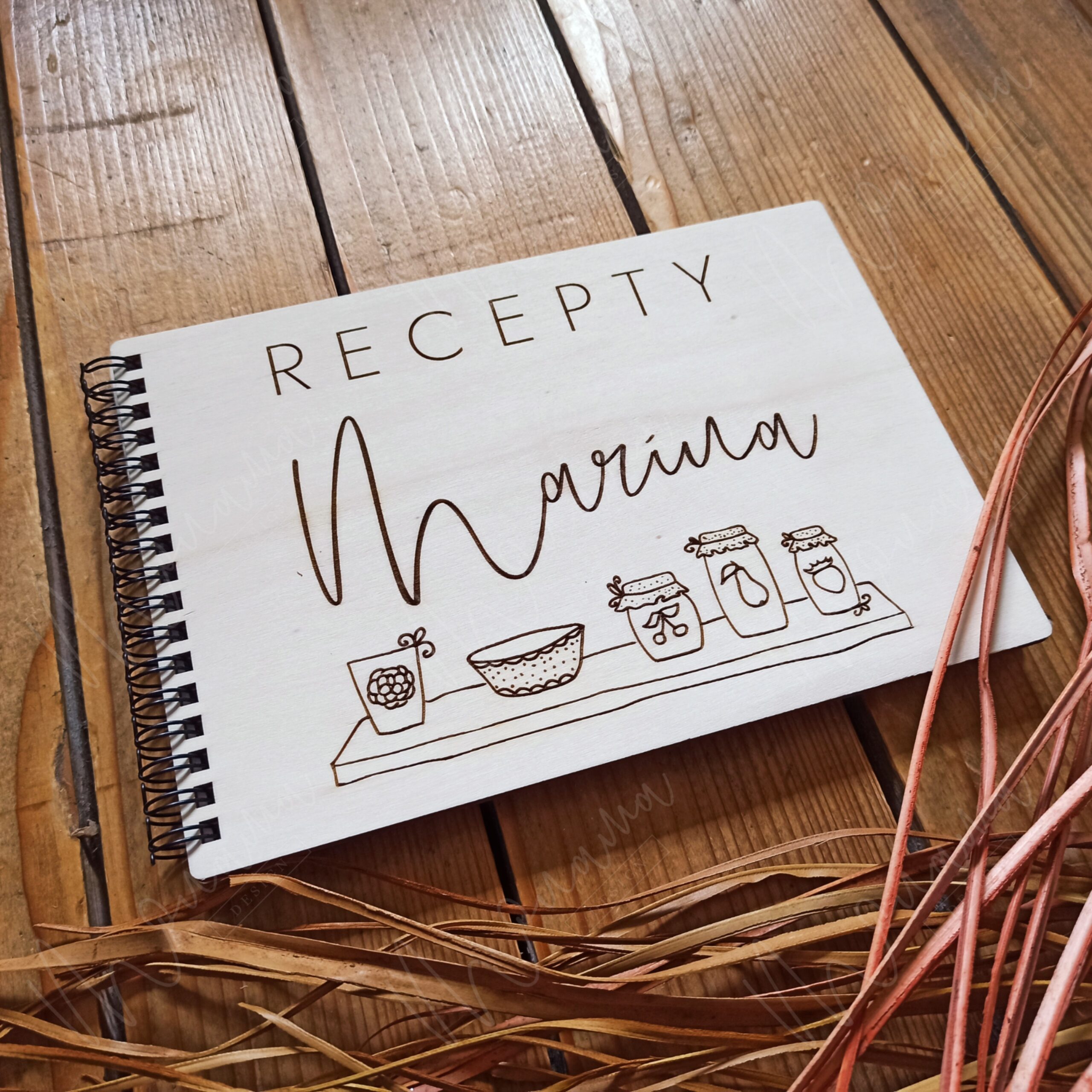 Drevený receptár s gravírovaným menom na drevenom obale a špirálovou väzbou.