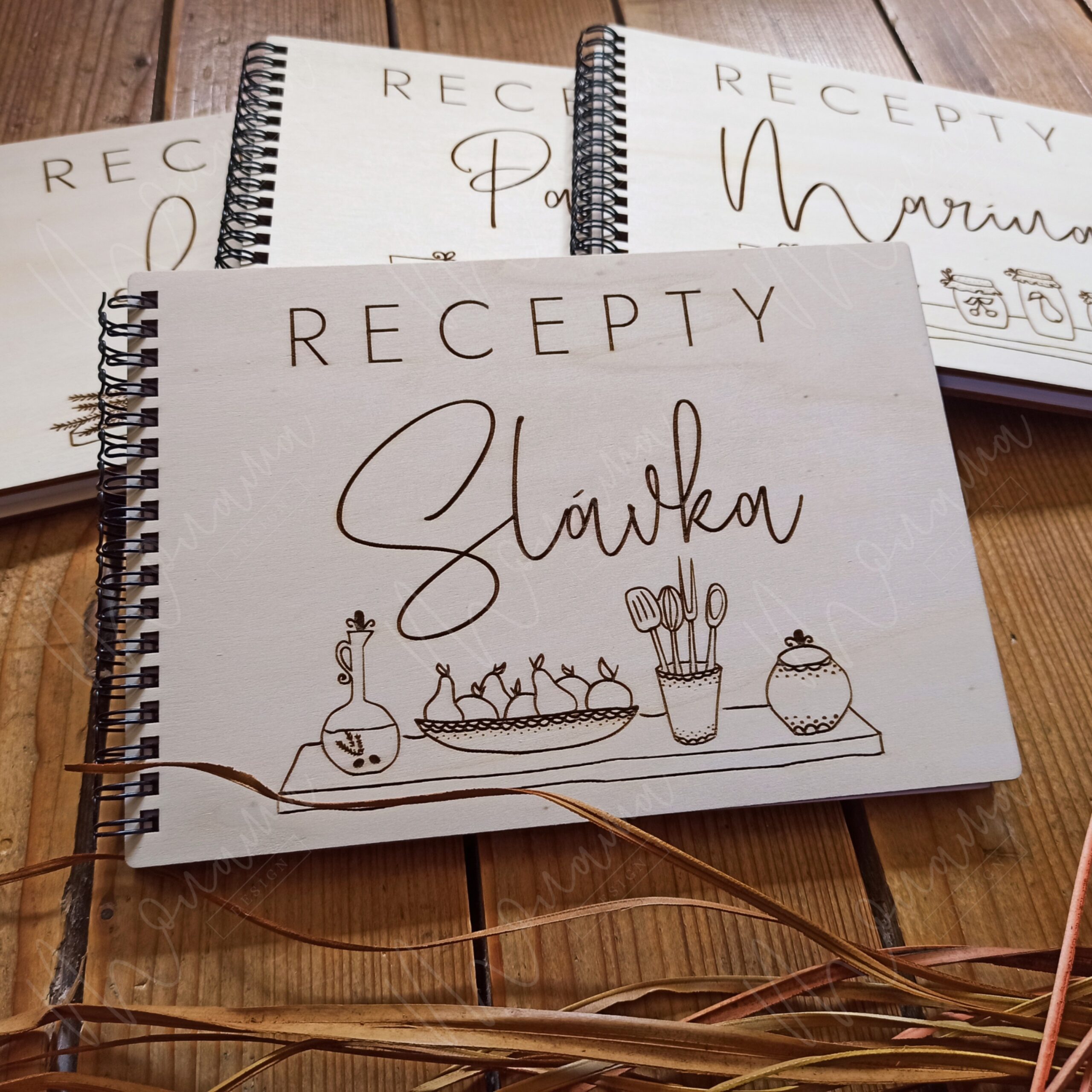 Drevený receptár s gravírovaným menom na drevenom obale a špirálovou väzbou.