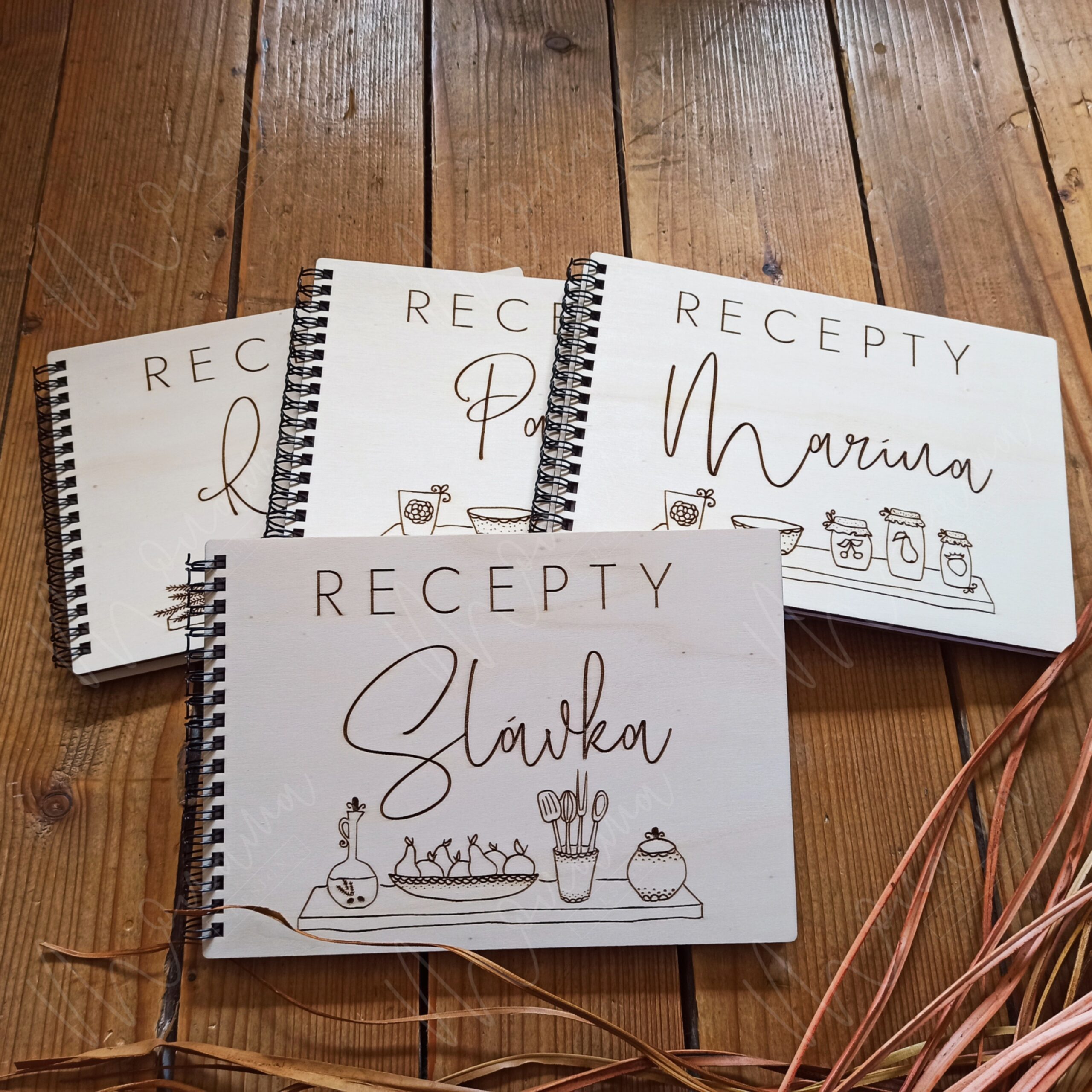 Drevený receptár s gravírovaným menom na drevenom obale a špirálovou väzbou.
