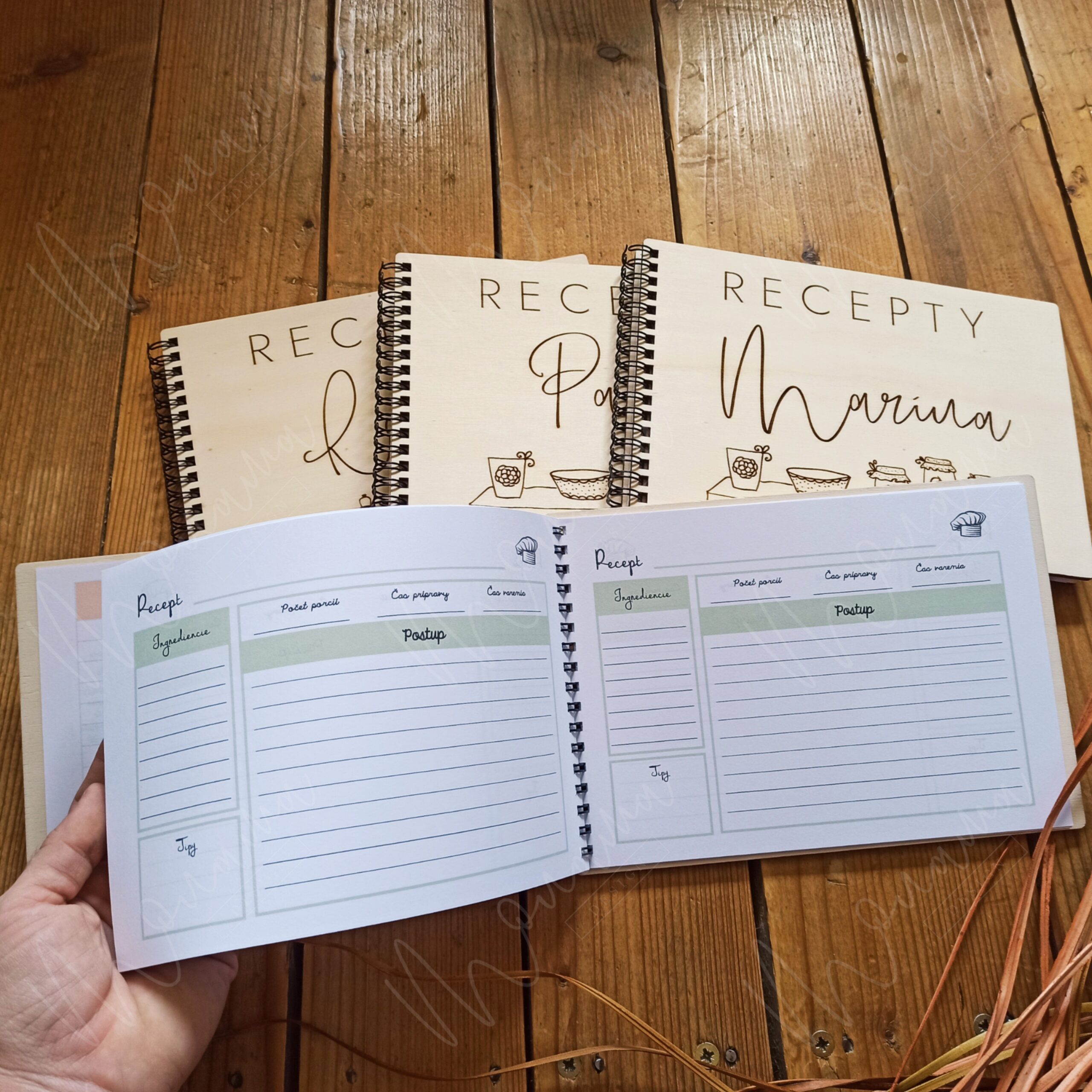 Drevený receptár s gravírovaným menom na drevenom obale a špirálovou väzbou.