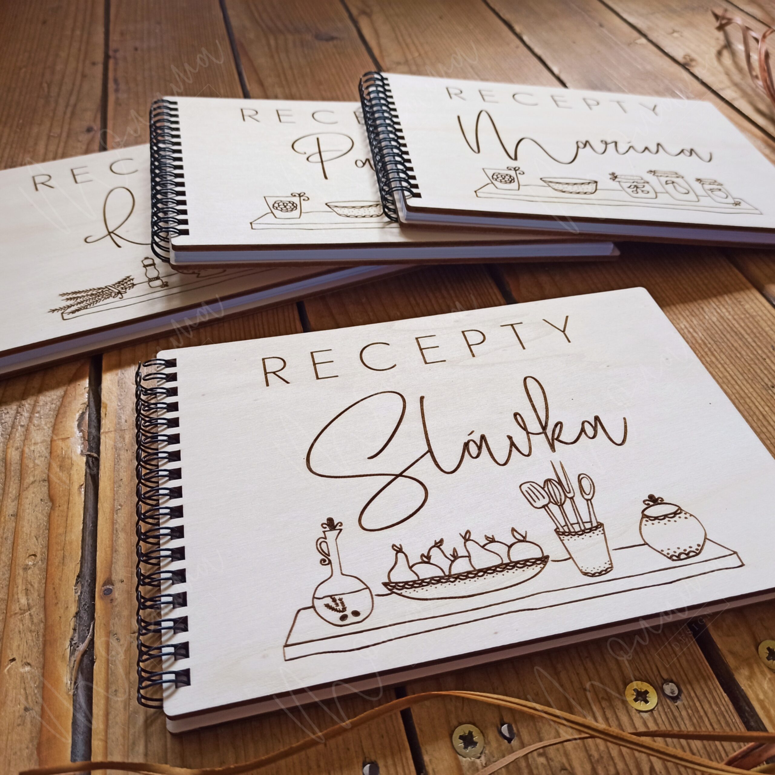 Drevený receptár s gravírovaným menom na drevenom obale a špirálovou väzbou.