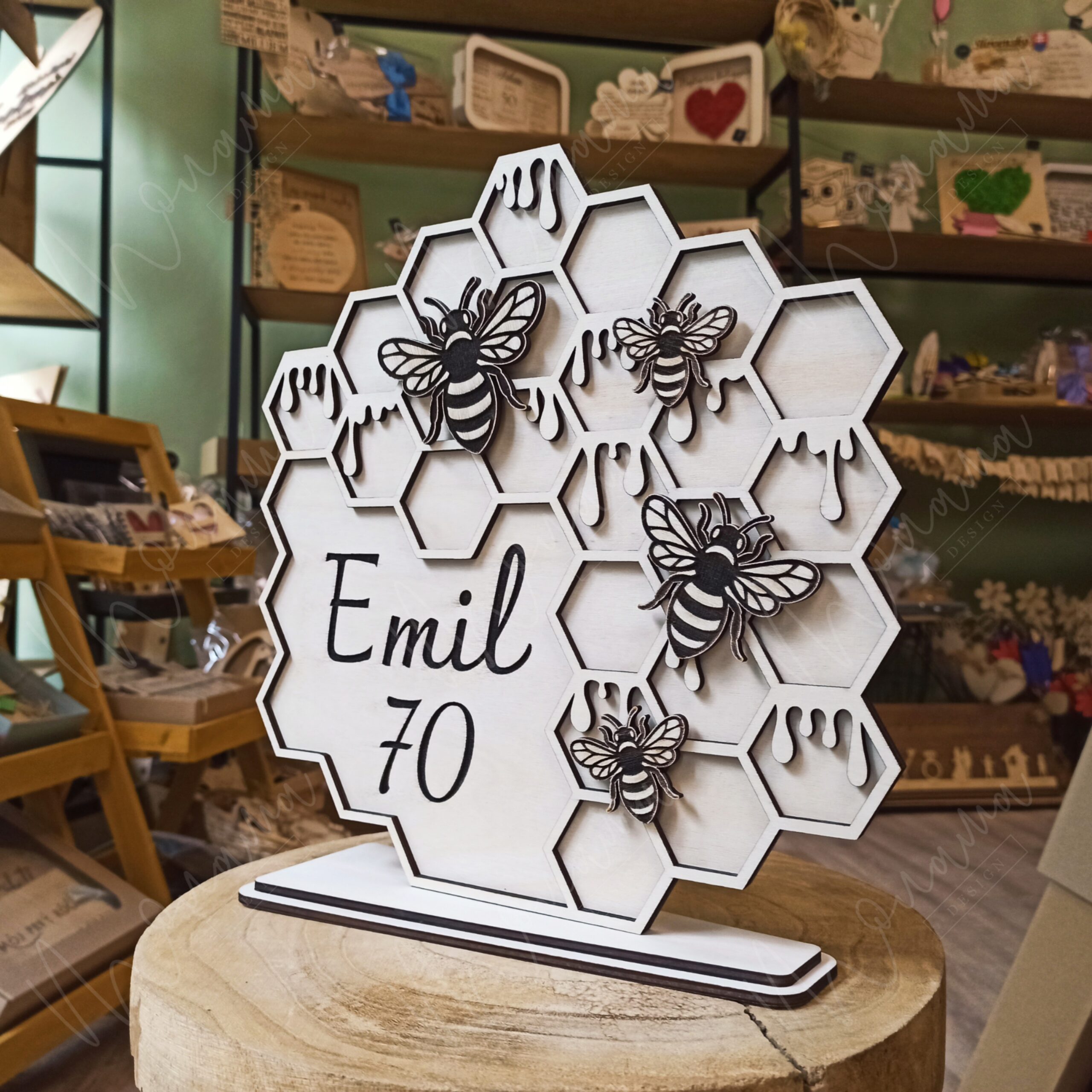 Drevený darček pre včelára k narodeninám – dizajnová dekorácia v tvare plástov s včelami, personalizovaná menom a vekom oslávenca.