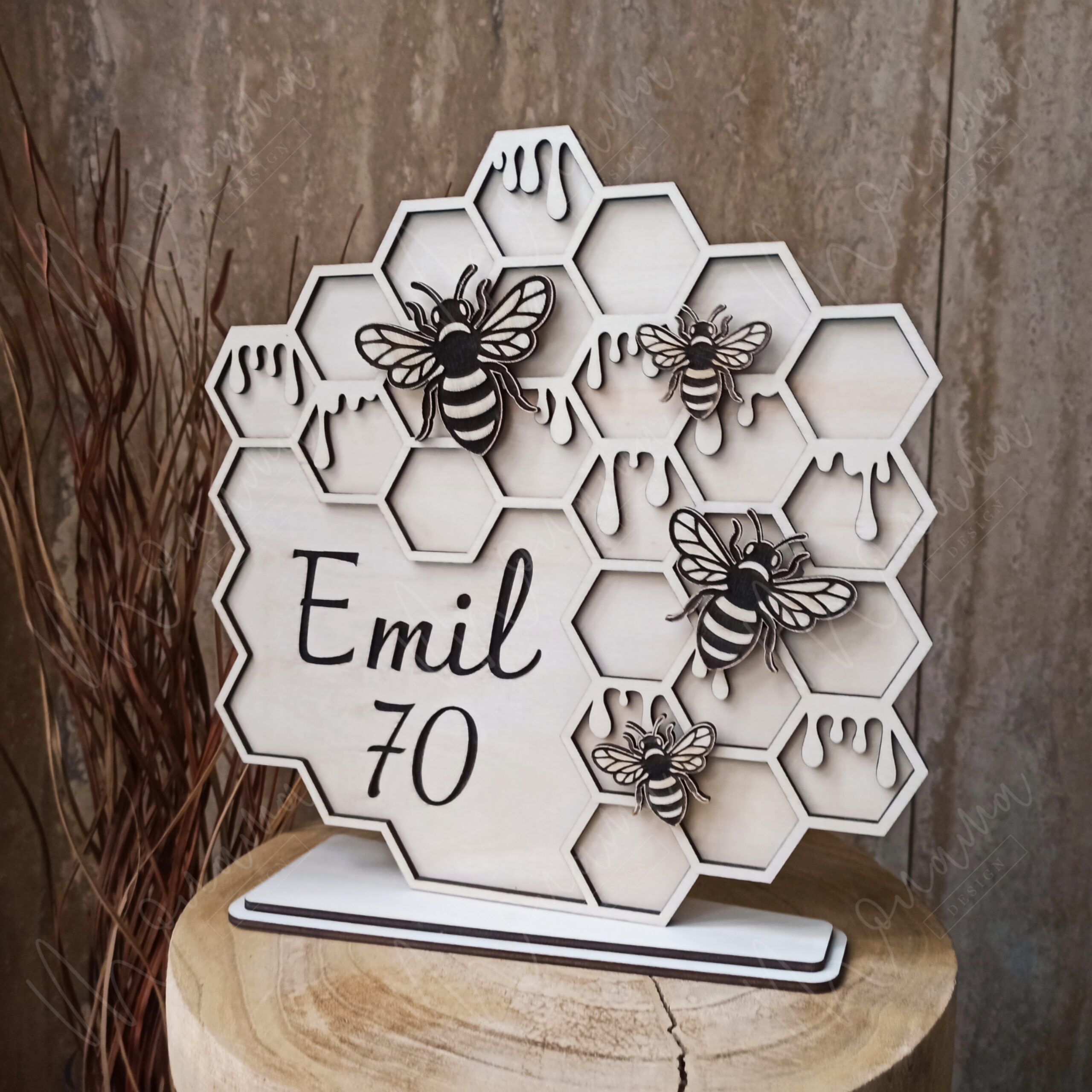 Drevený darček pre včelára k narodeninám – dizajnová dekorácia v tvare plástov s včelami, personalizovaná menom a vekom oslávenca.