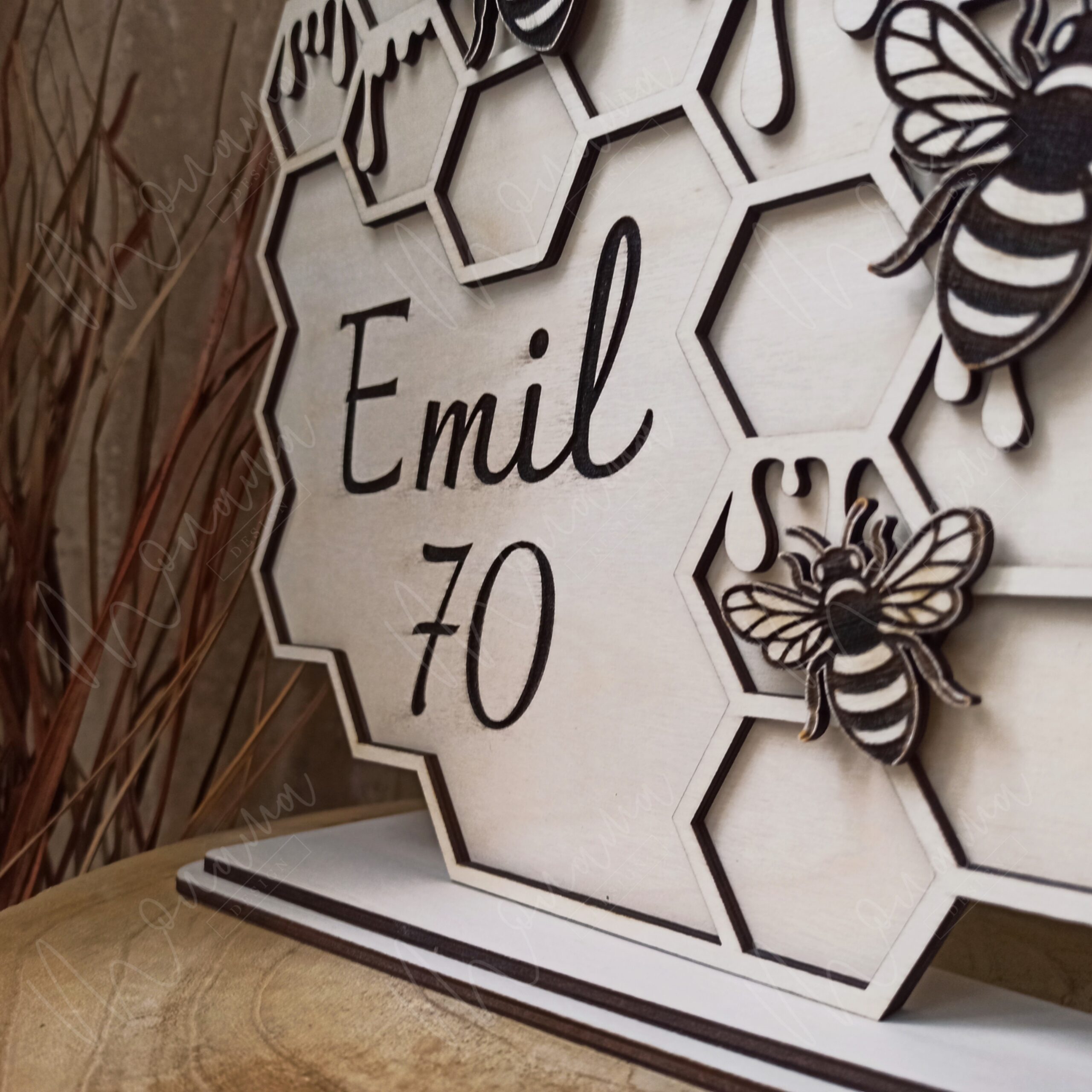 Drevený darček pre včelára k narodeninám – dizajnová dekorácia v tvare plástov s včelami, personalizovaná menom a vekom oslávenca.