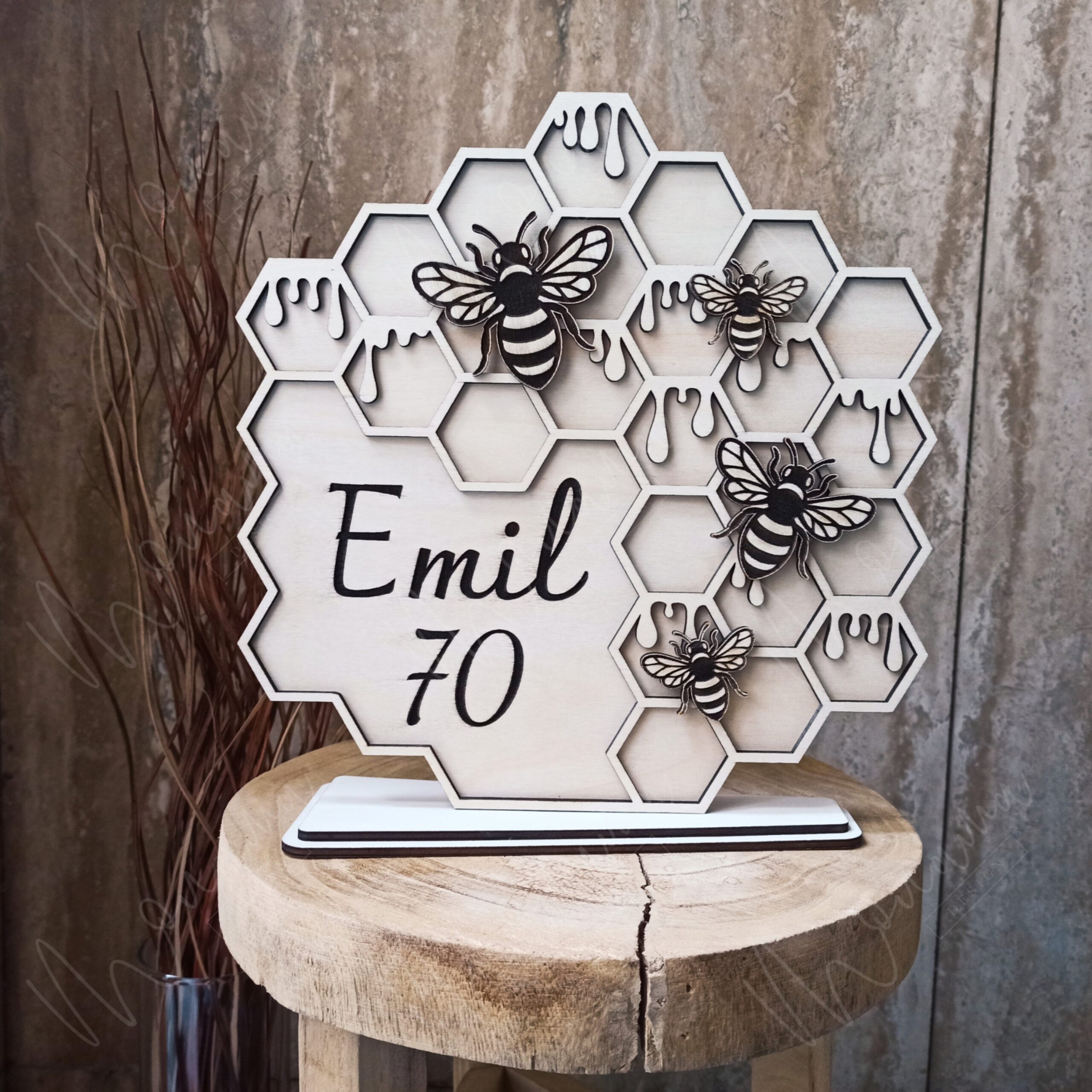 Drevený darček pre včelára k narodeninám – dizajnová dekorácia v tvare plástov s včelami, personalizovaná menom a vekom oslávenca.