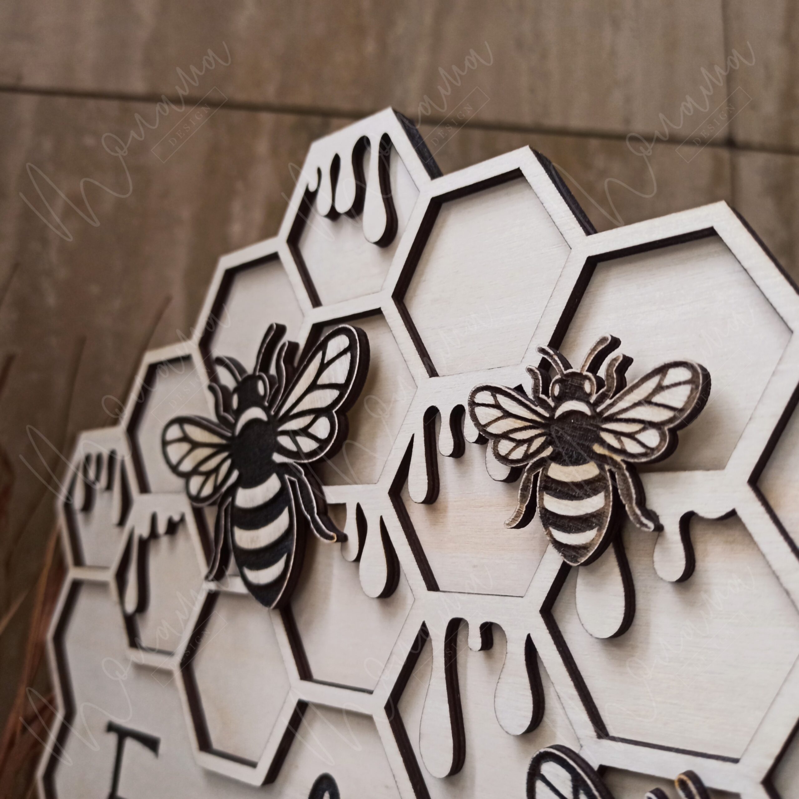 Drevený darček pre včelára k narodeninám – dizajnová dekorácia v tvare plástov s včelami, personalizovaná menom a vekom oslávenca.