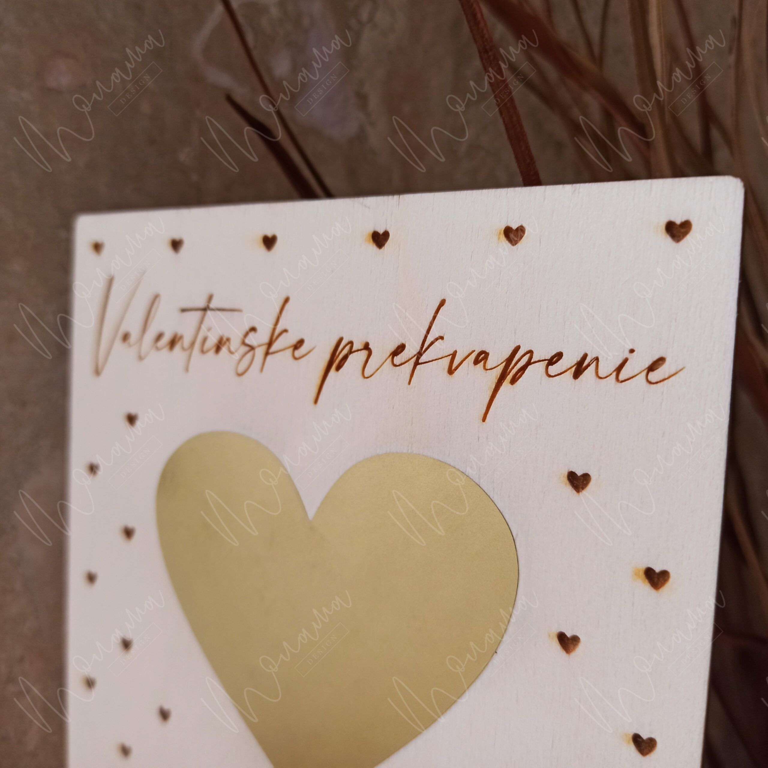 Valentínske prekvapenie stierací žreb z dreva so srdiečkom – tu zotri a odhaľ darček