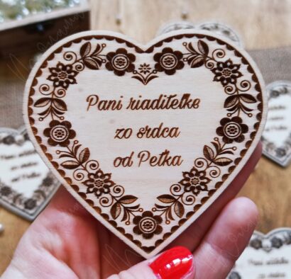 Personalizovaná drevená magnetka Pani riaditeľke – krásny darček s venovaním a kvetinovým vzorom.