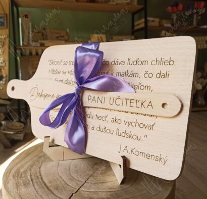 Drevený darček pre pani učiteľku s citátom J. A. Komenského – vďačný dar na koniec školského roka.