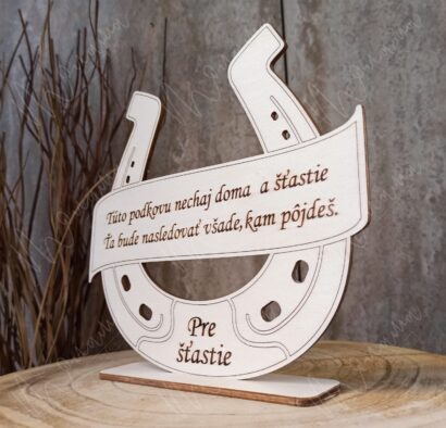 Podkova pre šťastie z dreva s gravírovaným odkazom – elegantná dekorácia a symbol šťastia.