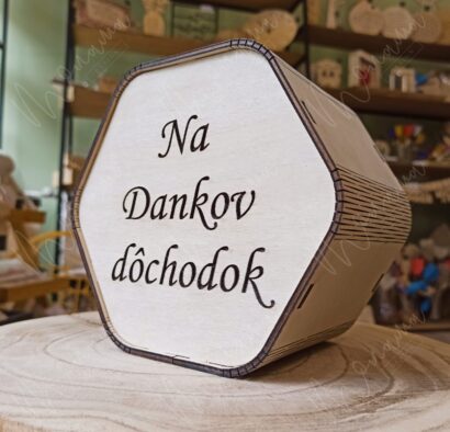 „Drevená pokladnička s gravírovaným nápisom Na Dankov dôchodok – originálny darček na odchod do dôchodku.