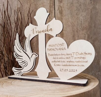 Drevená dekorácia k birmovke s personalizovaným menom a požehnaním – elegantný darček na sviatosť birmovania.