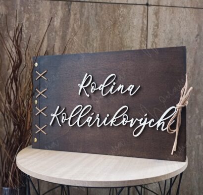 Drevený fotoalbum s personalizovaným 3D nápisom „Rodina Kollárikovych“, tmavé drevo, viazaný stuhou.