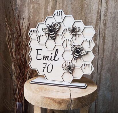 Drevený darček pre včelára k narodeninám – dizajnová dekorácia v tvare plástov s včelami, personalizovaná menom a vekom oslávenca.