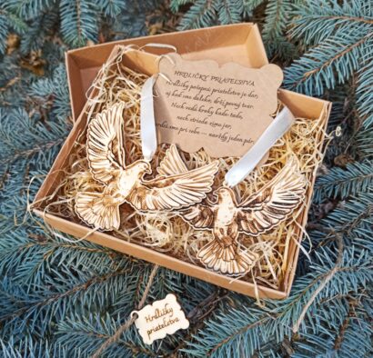 Hrdličky priateľstva – drevené ozdoby s vyrezávaným motívom hrdličiek, stuhou a venovaním v darčekovej krabičke.