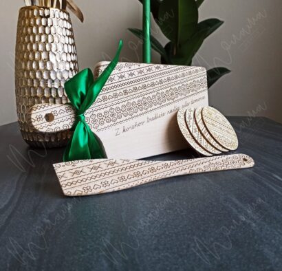 Drevená doska na krájanie Čičmany s gravírovaným folklórnym vzorom a zelenou stuhou