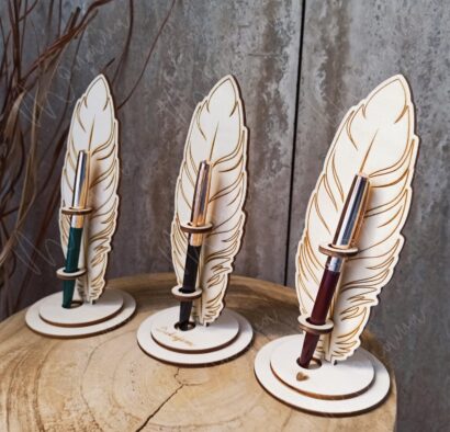 Drevený stojan na pero v tvare pierka – elegantný držiak pera na pracovný stôl