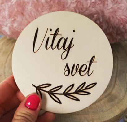 Drevený míľnik Vitaj svet