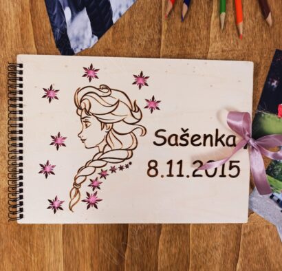 Detský drevený fotoalbum s Elzou